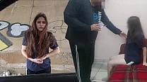 AY ME DUELE! PEQUEÑA e INOCENTE morrita putipobre de colonia marginal se va con un viejo por ayuda económica, casero real no fake