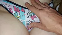 Xxx Minha enteada me mostra sua nova calcinha que tem um cheiro rico e delicioso