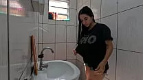 Novinha com fogo no rabo tomando banho e engolindo brinquedos