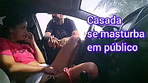 Casada sai de carro na rua se exibe para estranhos em público!