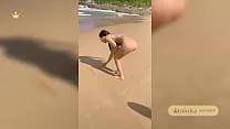 Rainha Hotwife testando um vibrador líquido em gel pelada na praia de nudismo